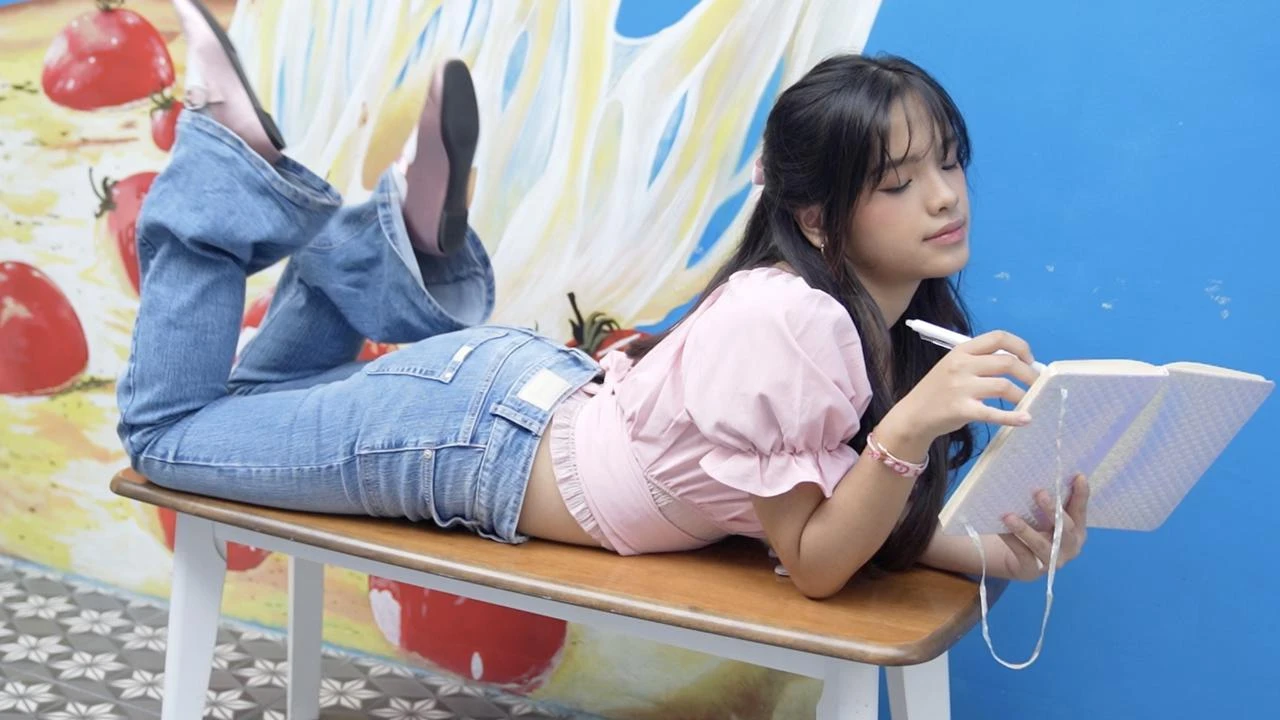 Serafesya Rilis  Single Hey, Curhatan Rindu yang Ditulis Sejak Remaja
