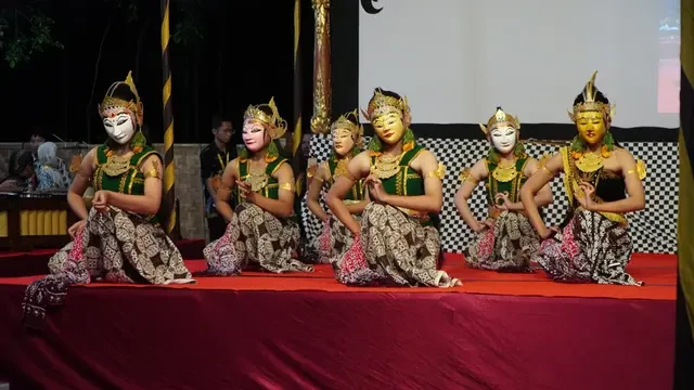 Dari Tradisi ke Inovasi: Bangkitnya Wayang Topeng Duwet di Panggung dan Layar
