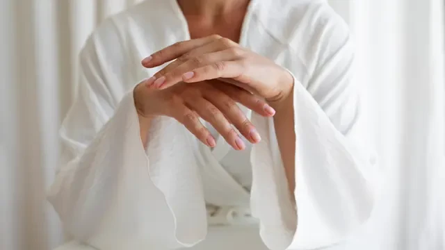 Kulit Kering & Bersisik Parah? Ini Cara Mengatasinya Tanpa Krim Mahal