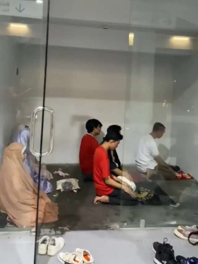 Video Viral Orang Heran Lihat Jemaah Salat Beda Arah Kiblat di GBK Jakarta