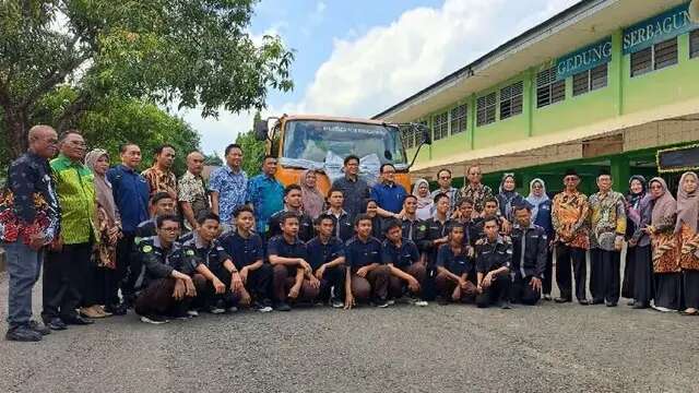 Mitsubishi Fuso Fighter X Jadi Alat Praktik Terbaru SMK Darussalam Makassar