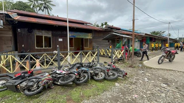 Kronologi Polisi Diserang Massa Saat Bubarkan Keributan, Berujung Kantor SPKT Polres Mambe...