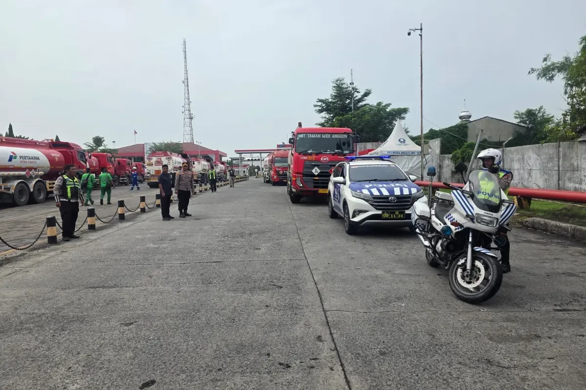 Cegah Punic Buying, Truk BBM Dikawal Polisi Menuju SPBU di Sumut