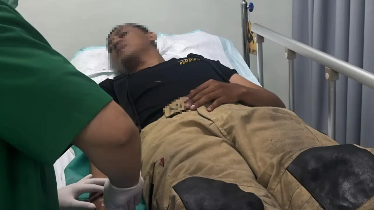 Aksi Heroik Petugas Selamatkan Lima Orang Terjebak Kebakaran