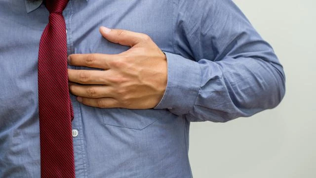 Pertolongan Pertama pada Orang Kena Serangan Jantung, Dokter: Jangan Didudukkan tapi Dibar...