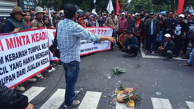 Aksi Banting Nanas di Gedung Sate, Pedagang Asal Subang Tagih Janji Dedi Mulyadi 