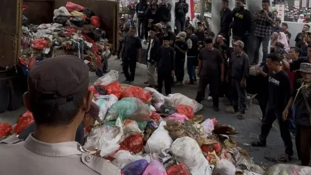 Sampah Satu Truk Tiba-Tiba Dituang Depan Kantor Bupati