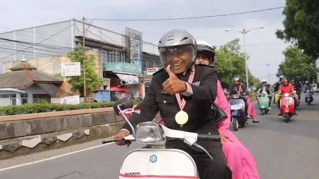 Polisi Pensiun Diarak Naik Vespa Keliling Kota Pemalang, Ada Haru Ada Rindu