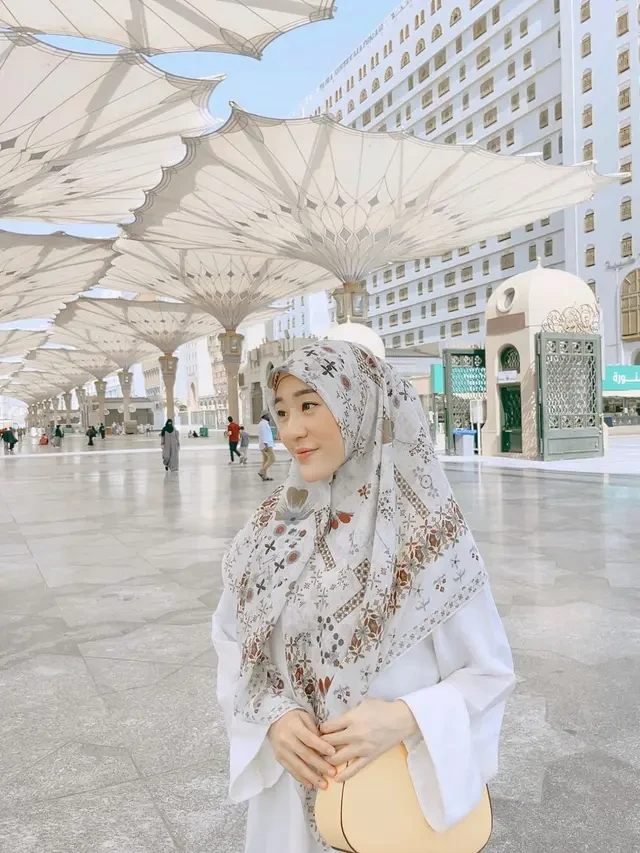 Potret Larissa Chou dengan Hijab Motif, Inspirasi Gaya Muslimah 2025 untuk Ibu Muda