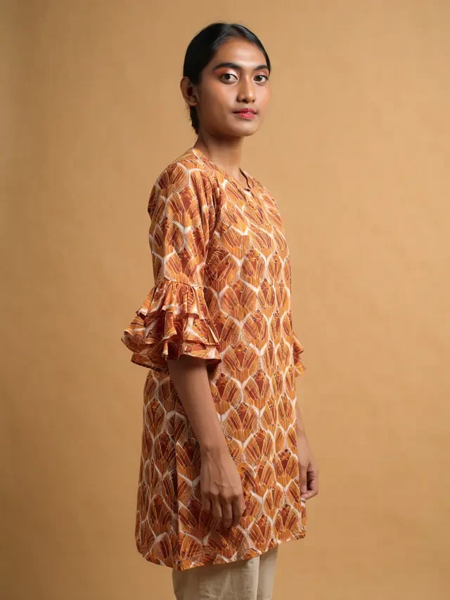 8 Tren Tunik Batik Lengan Kerut Motif Earth Tone yang Kekinian, Cocok untuk Segala Acara
