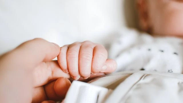 Seorang Bayi Lahir dari Ibu yang Koma karena COVID-19