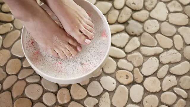 Cuma Pakai 1 Bahan Skincare, Begini Cara Atasi Bau Kaki Saat Pakai Sepatu Heels