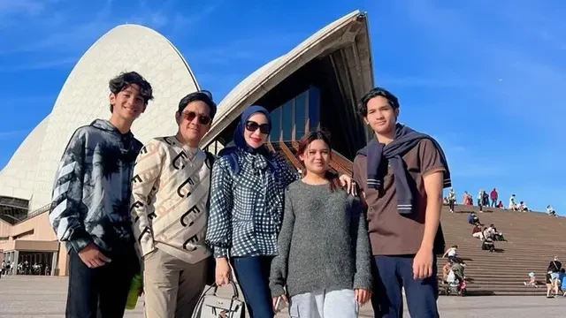 6 Potret Liburan Andre Taulany dan Keluarga di Australia, Kompak Banget