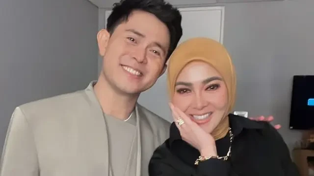 Gaya Syahrini Nonton Konser Cakra Khan di Singapura, Tampil Glamor dengan Sentuhan Emas