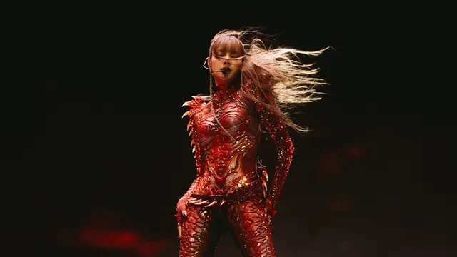 Kostum Reptil Lisa Blackpink di Coachella 2025 Kawinkan Teknologi dan Fashion, Didesain de...