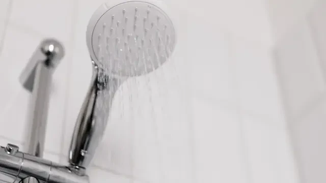 Apa Manfaat dan Risikonya Kalau Mandi Pagi Hari Pakai Air Dingin?