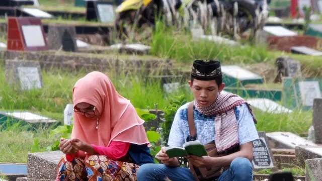 Doa Ziarah Kubur yang Diajarkan Rasulullah SAW, Simak Hukum dan Adab-adabnya