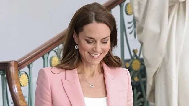 Naik Mobil Bersama Ibunya, Kate Middleton Terlihat di Depan Publik untuk Pertama Kalinya U...