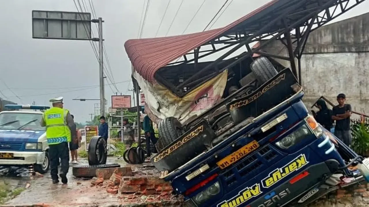 Bus Penuh Penumpang Oleng Tabrak Tembok di Asahan