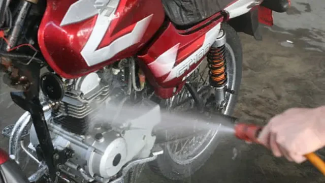 Jangan Cuci Motor Saat Mesin Masih Panas, Begini Dampak Buruknya