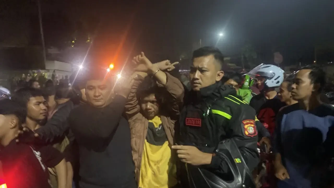 Warga Depok Keroyok Begal Mabuk di GDC