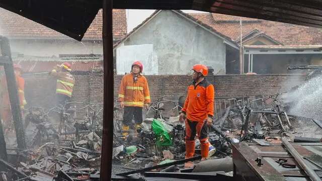 Kebakaran Hebat di Parkiran, 28 Sepeda Motor Buruh Pabrik Rokok di Kudus Tinggal Kerangka