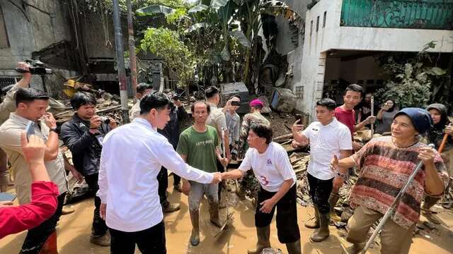 Wapres Gibran Tinjau Titik Banjir Bekasi, Nampak Sepeda Motor Bertumpukan