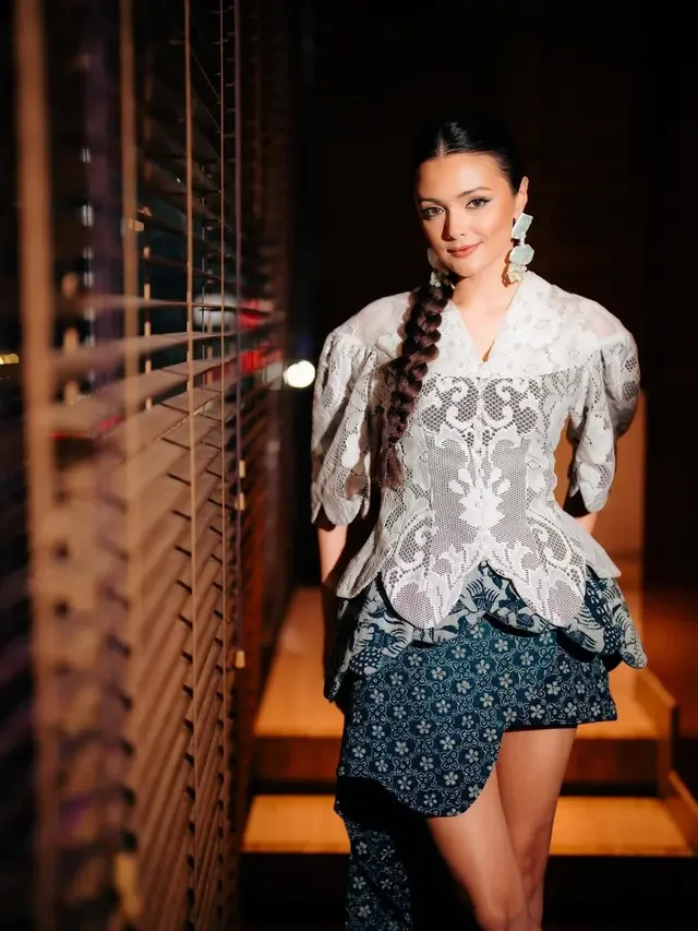 Potret Amanda Rawles Pakai Blouse Brokat dan Rok Batik saat Gala Premiere Film 'Siapa Dia'