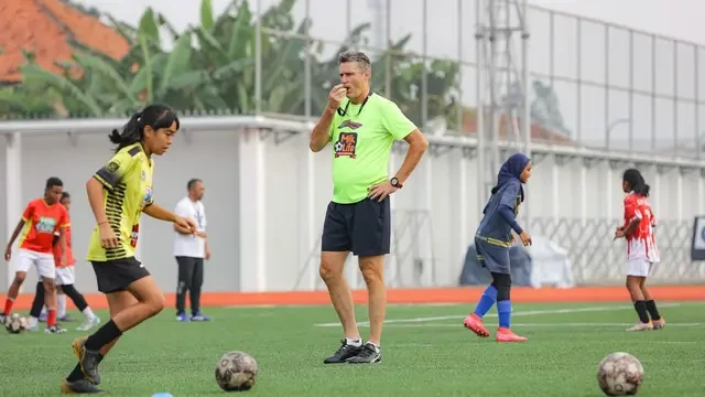 Jelang Turnamen JSSL Singapore 7’s, Pesepakbola Putri Usia Dini Indonesia Jalani Pelatih...