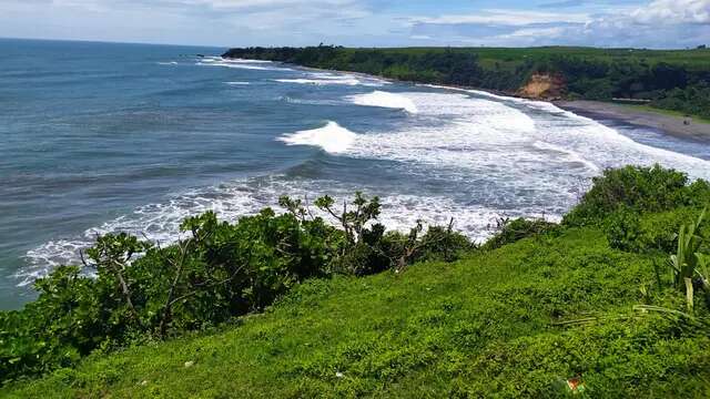 Menikmati Keajaiban Alam di Puncak Guha Garut