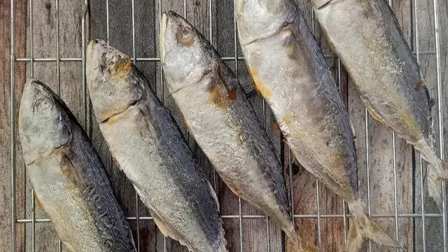 Trik Ampuh Hilangkan Asin Berlebih pada Ikan Asin, Cuma Butuh Satu Bahan!