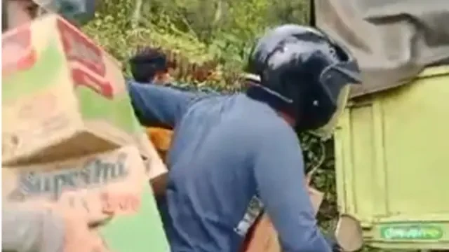 Miris, Bukan Menolong Warga Malah Menjarah Mi Instan dari Truk yang Terperosok di Jalanan ...