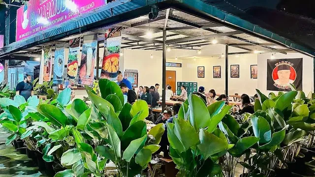 Intip, Warkop H. Mahmud Tempat Nongkrong Hits Anak Muda di Bandung