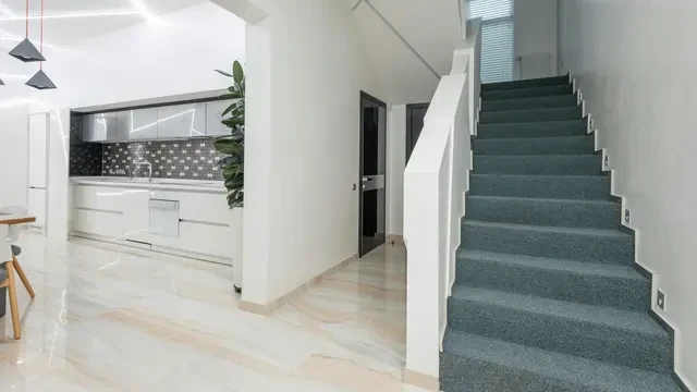 7 Inspirasi Warna Tangga Rumah, Ciptakan Interior Ruangan Impian