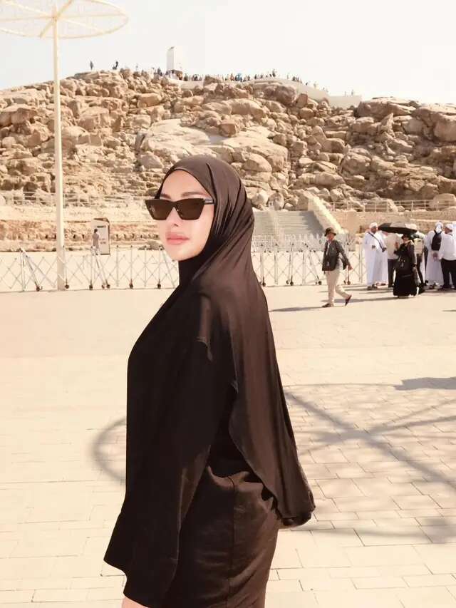 6 Foto Nikita Mirzani Umrah Bareng 2 Putranya, Wakaf 300 Alquran dan Doakan Umat Islam Bis...