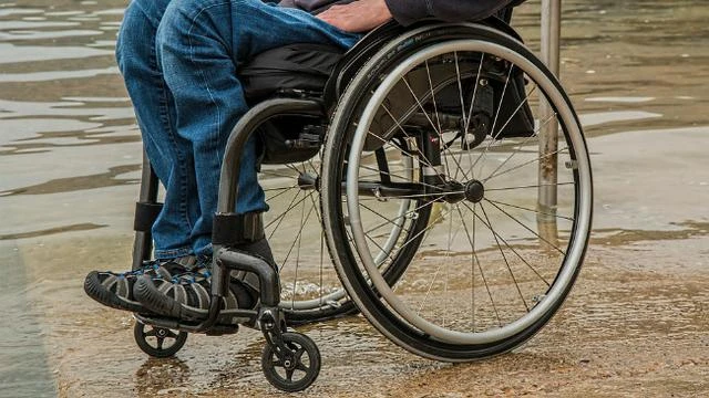 Mengendarai Becak Jadi Pilihan Rekreasi Bareng Keluarga Pengguna Kursi Roda