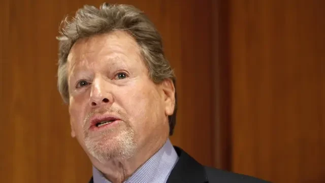 Aktor Ryan O'Neil Meninggal Dunia di Usia 82 Tahun, Barbra Streisand Berduka