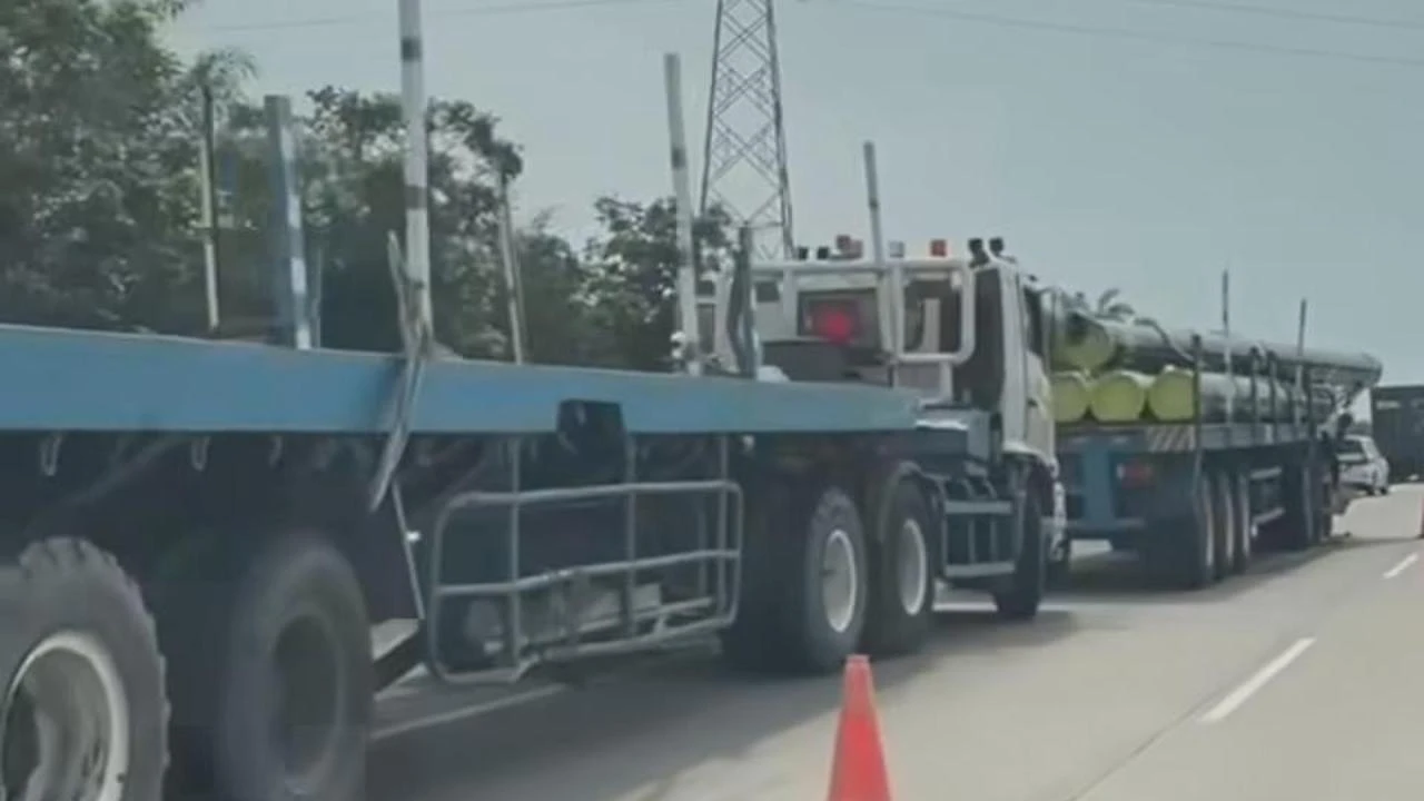 Pipa Besi Berserakan di Tol Medan-Tebing Tinggi, Picu Kecelakaan Mobil