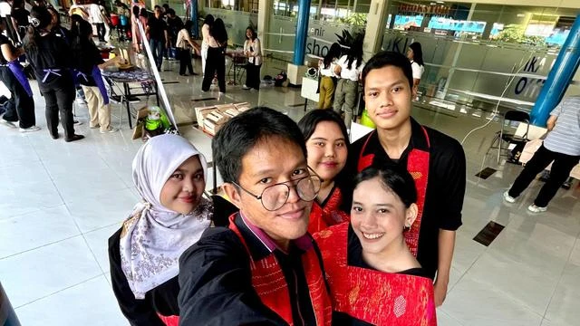 Berawal Tugas Kuliah, Lima Mahasiswa UKI Kembangkan Bisnis Nasi Bakar Napinadar Halal