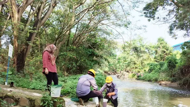 Telusuri Sumber Pencemaran Sungai Cilemahabang, DLH Jabar Sidak ke Dua lokasi Industri di ...
