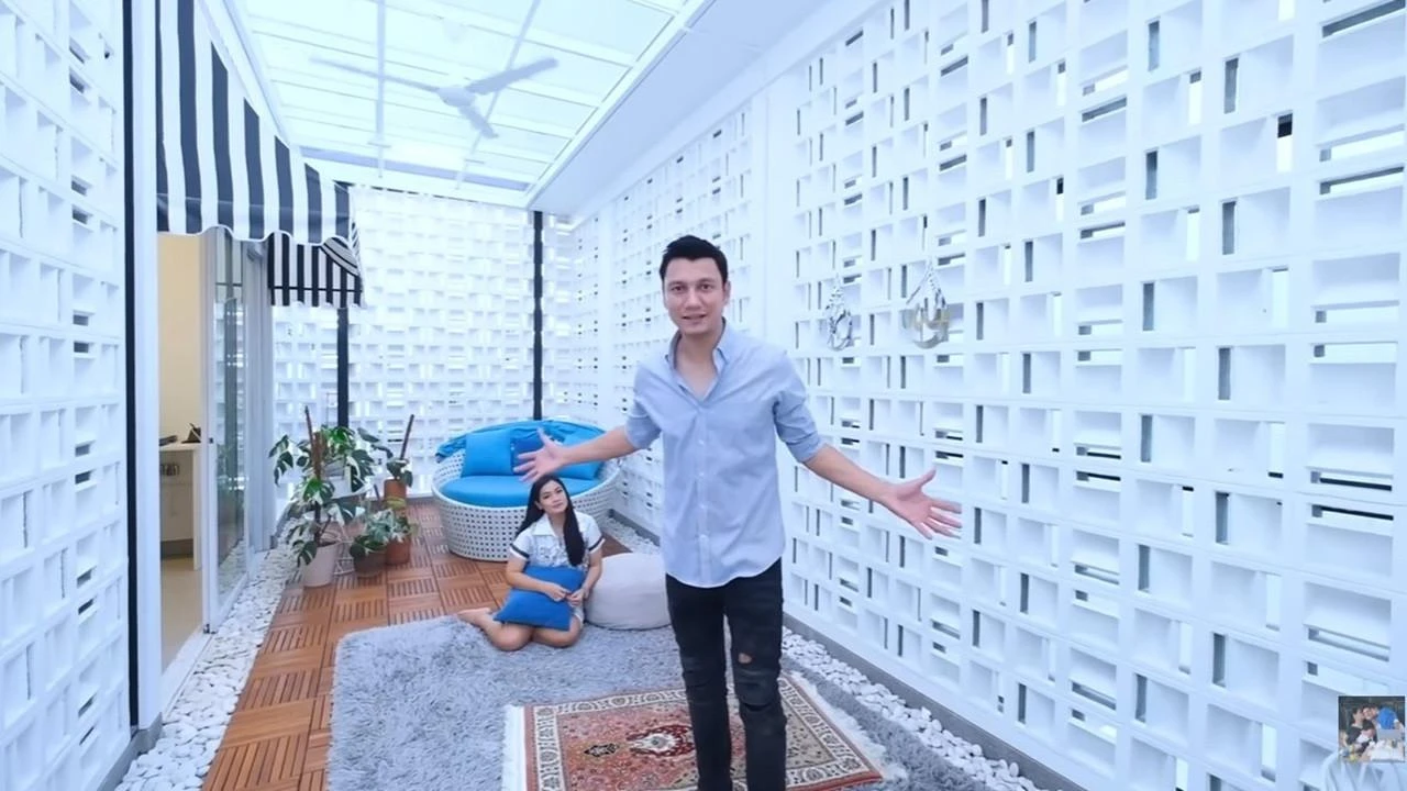 5 Potret Mushola Semi Outdoor dan Ruang Cuci di Rumah Titi Kamal, Minimalis Modern