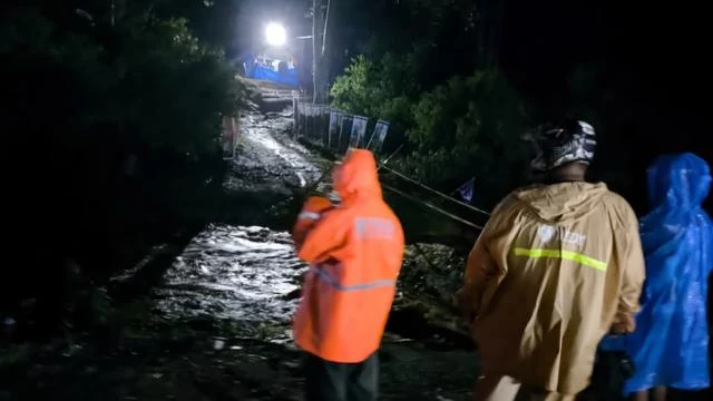 Kawasan Hutan Lindung Mamasa Sulbar Dilanda Banjir, Jembatan Penghubung Desa Putus