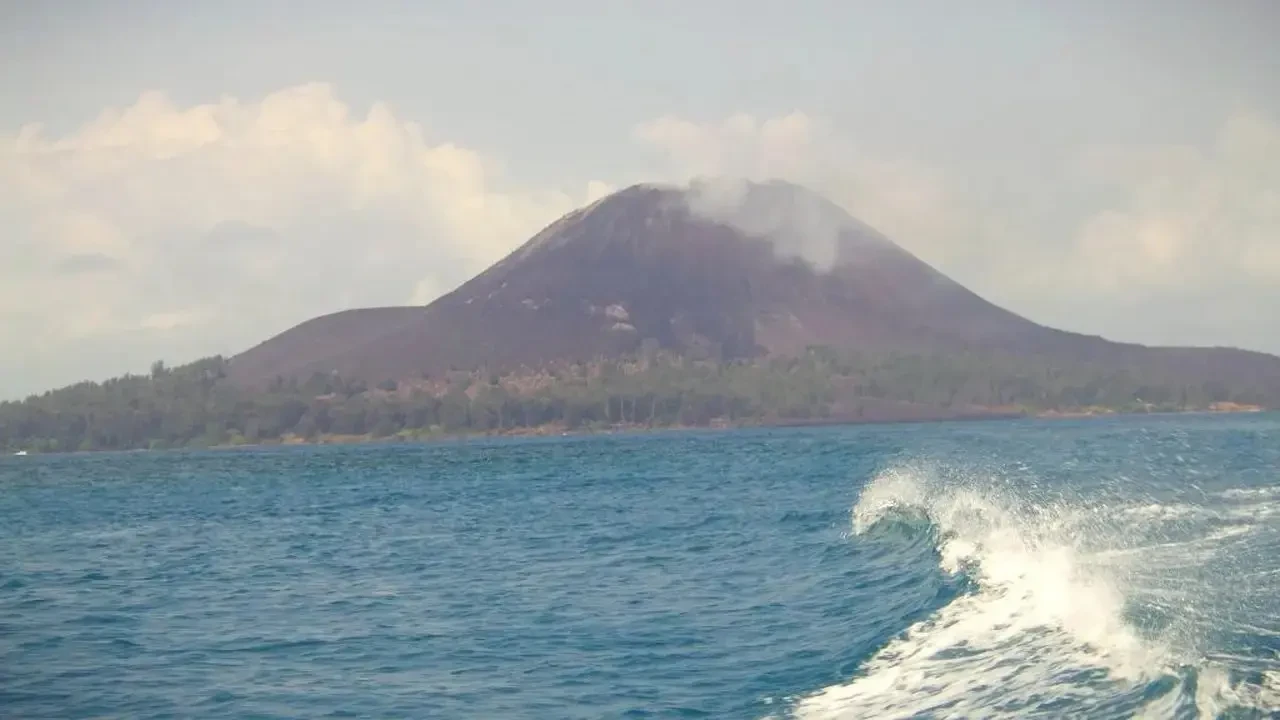 Anak Krakatau Erupsi Lima Kali, Abu Mengarah ke Utara