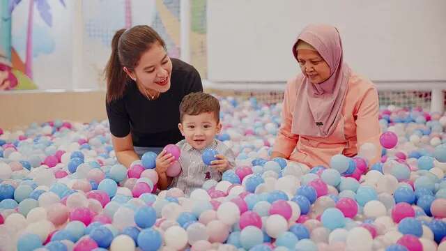 Kahiyang Ayu Pakai Aksesori Serba Branded Saat Momong Anak, Harganya Hampir Rp100 Juta