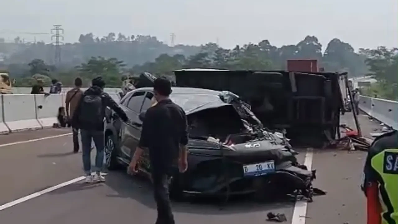 Kronologi BYD Tabrak Truk hingga Terguling di Tol Bocimi
