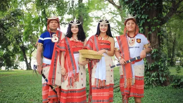 6 Gaya Menawan Krisdayanti Pakai Baju Adat Timor Leste yang Curi Perhatian