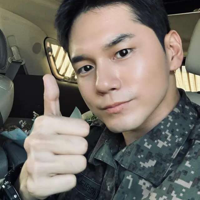 6 Potret Ong Seong Wu Berseragam Militer Selepas Lulus Wamil, Malah Bikin Shin Ye Eun Ngak...