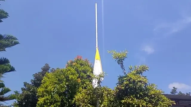 Cerita Bendera Vatikan Berkibar Setengah Tiang di Istana Uskup Maumere