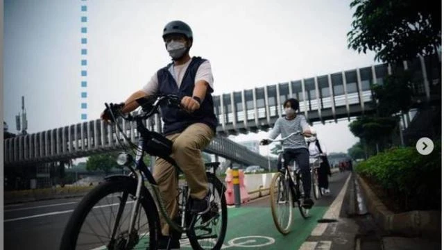Anies Baswedan Gowes Bareng Keluarga, Warganet Singgung Jalur Sepeda