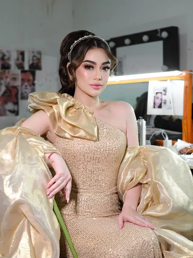 7 Potret Celine Evangelista Pamer Kedekatan dengan Keluarga Jaksa Agung, Bantah Rumor